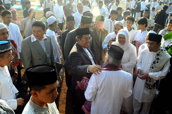  FOTO: Jamaah Berebut Bersalaman dengan Gube Usai Salat Ied