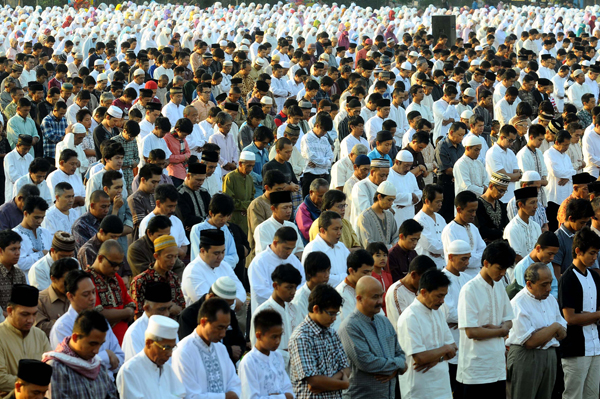  FOTO: Ribuan Warga Bandung Laksanakan Shalat Ied di Gasibu