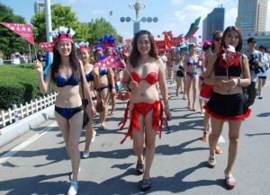  PARADE BIKINI: 1.000 Lebih Perempuan China Pecahkan Rekor