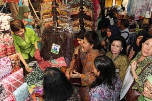  Kampung Batik Trusmi Diserbu Pemudik Balik