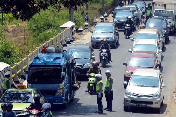  FOTO: Macet Total, Jalur Nagreg Menuju Garut Buka Tutup 