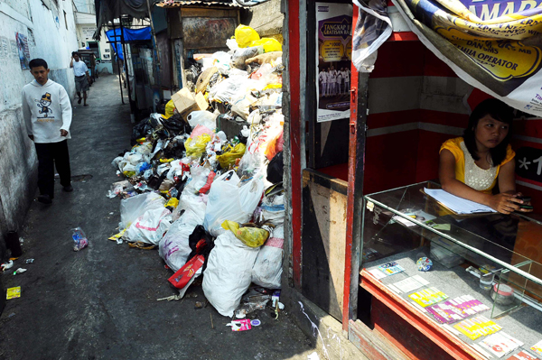  FOTO: Sampah Mulai Menumpuk di Sejumlah Lokasi di Bandung