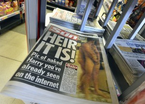  PANGERAN HARRY TELANJANG: Fotonya Dimuat Tabloid Inggris The Sun 