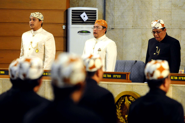  FOTO: Peserta Rapat Paripurna HUT Jabar Kenakan Pakaian Adat