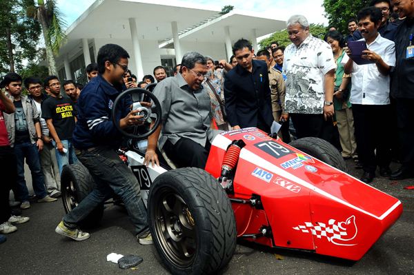  FOTO: Ahmad Heryawan Uji Coba Mobil Balap Mushika Formula ITB