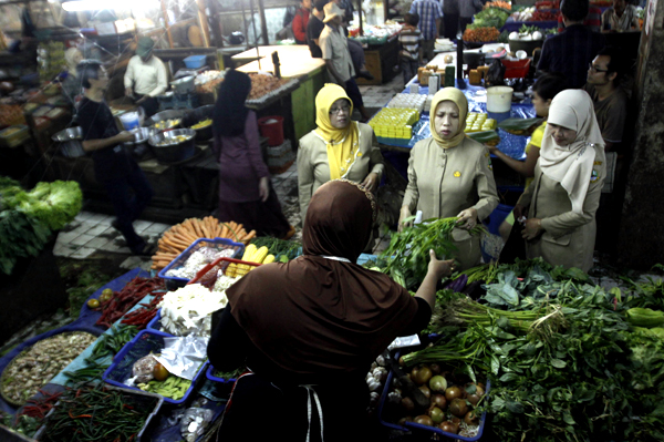  FOTO: Harga Kepokmas di Pasar Tradisional Mulai Turun 10%-20% 