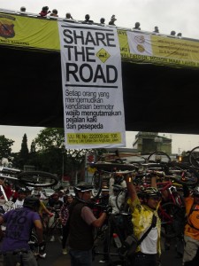  Ratusan Komunitas Sepeda Unjuk Aksi Flashmob di Dago