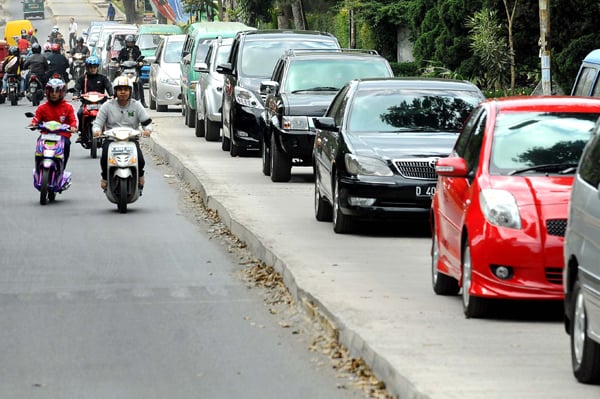  FOTO: Warga Keluhkan Perbaikan Jalan Ciumbuleuit yang Lelet