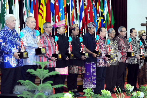  FOTO: Kemeristek Berikan Anugerah Iptek 2012 di Bandung