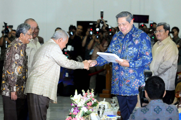  FOTO: Kemenristek dan Kemhan Serahkan Blue Print Inovasi Teknologi Kepada SBY