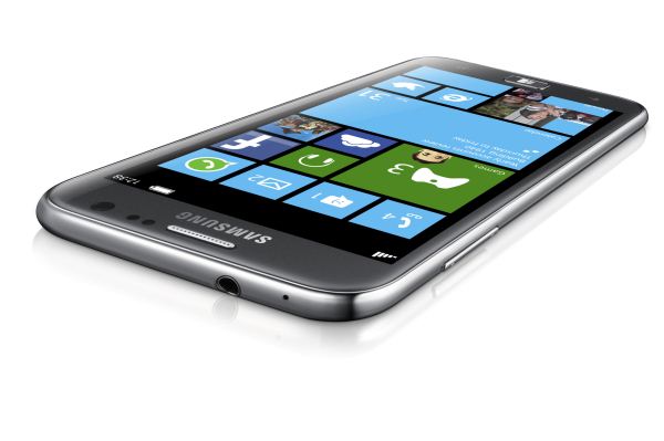  Genderang Perang Samsung Ativ S, Nokia Lumia 900, dan HTC Titan II