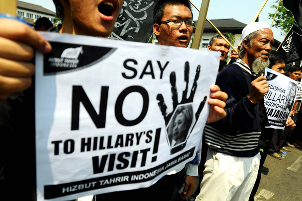  FOTO: Massa HTI Demo di Gedung Sate, Tolak Kedatangan Hillary Clinton