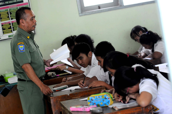  FOTO: Hari Pertama Masuk Sekolah, Siswa Langsung Belajar