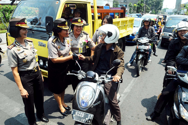  FOTO: HUT Ke-64, Polwan Bagi-bagi Mawar Kepada Pengendara