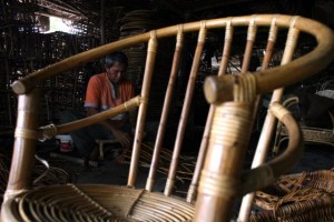  INDUSTRI ROTAN: Perajin Cirebon Dapat Order 5.000 Bangku Sekolah