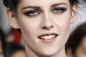  KRISTEN STEWART Tampil Seksi Saat Hadiri Festival Film Toronto