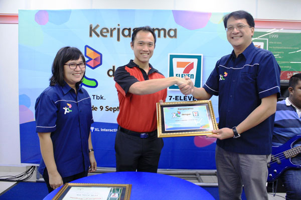 (kanan – Kiri) : Direktur Commerce XL – Nicanor V. Santiago III, Presiden Direktur 7 Eleven – Henri Honoris dan VP Region XL Jabodetabek – Asni Juita usai penandatanganan kerja sama antara XL dengan PT. Modern PutraIndonesia (7 Eleven) dalam program paket layanan data untuk pengunjung 7 Eleven di seluruh Jabodetabek pada Senin (10/9) di 7 Eleven, Kemang, Jakarta Selatan.