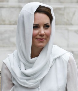  FOTO: Berkerudung Putih, Kate Middleton Kunjungi Mesjid di Malaysia