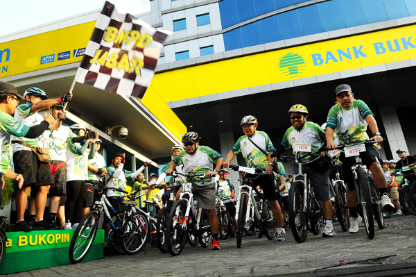  FOTO: 1521 Karyawan Bank se-Jabar Ikuti Gowes BMPD Jabar