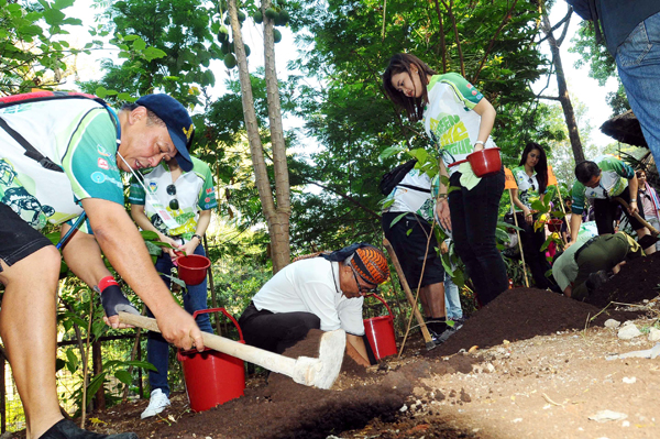  FOTO: CSR BMPD Lakukan Penanaman Pohon di Kebun Binatang Bandung
