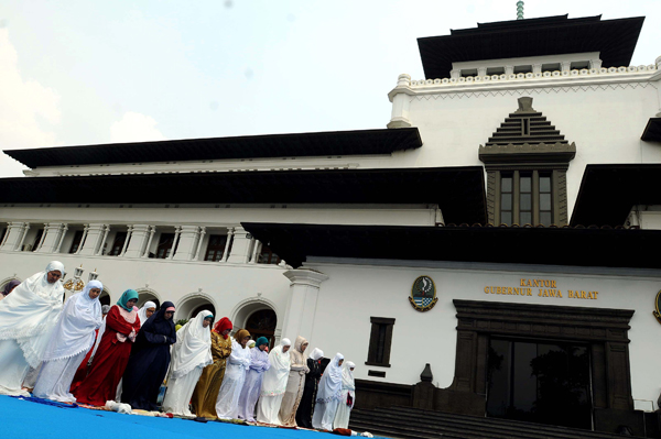  FOTO: Gubernur Jabar Pimpin Salat Istisqa