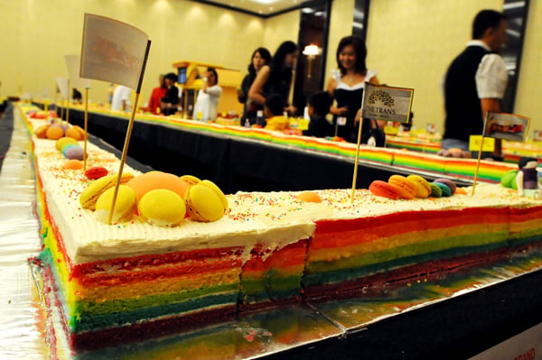  FOTO: Rainbow Cake Ny Liem Sepanjang 500 Meter Masuk Muri