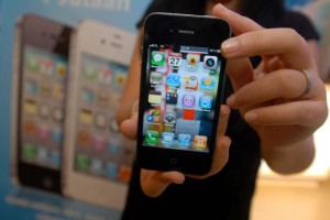  HARGA IPHONE 5: SingTel Gratiskan iPhone 5 64 GB, M1 Jual Rp425.000