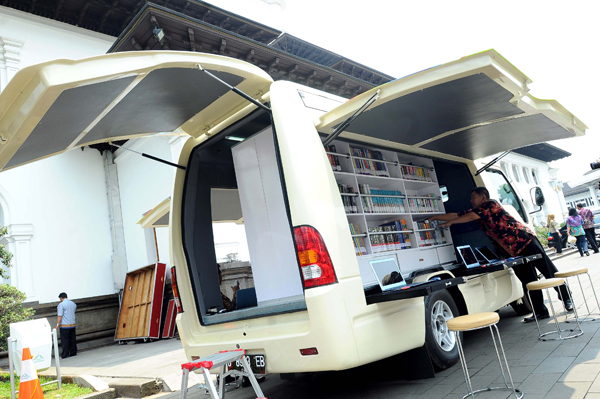  FOTO: Singapura Beri Bantuan Mobil Perpustakaan Keliling