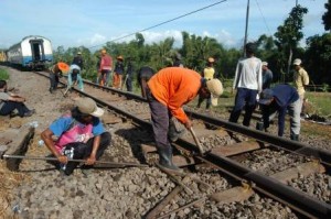  HUT KAI: DAOP III Cirebon Gelar Kerja Bakti dan Acara Hiburan