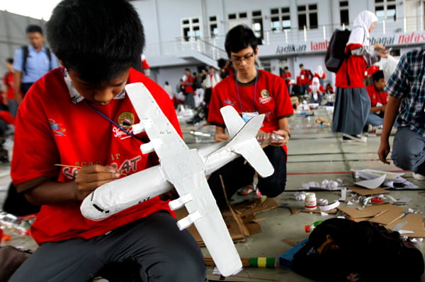  FOTO: Rekor MURI Untuk Replika Pesawat Terbanyak di BAS 2012