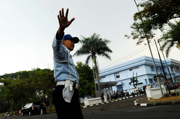  FOTO: Petugas Larang Wartawan Mengambil Gambar Lokasi Jatuhnya Pesawat