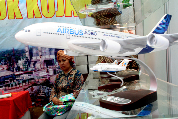  FOTO: Miniatur Pesawat Air Bus di Braga Festival 2012