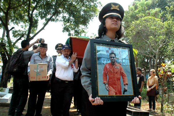  FOTO: Kopilot Toni Hartono Dimakamkan di TPU Ciharum Kab. Bandung