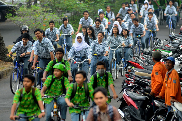  FOTO: Pelajar Ngegowes Kenakan Batik Peringati Hari Batik