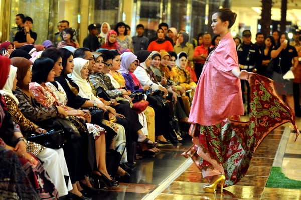  FOTO: Fashion Show Batik Peringati Hari Batik di Trans Studio Mall