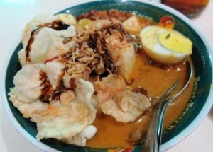  KULINER BANDUNG: Lontong Kari Kebon Karet, Kuah Karinya Memang Juara 