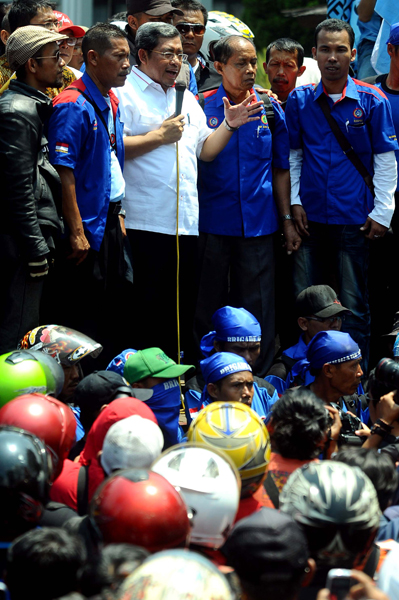  FOTO: Temui Buruh, Gubernur Jabar Janji Perjuangkan Aspirasi Buruh