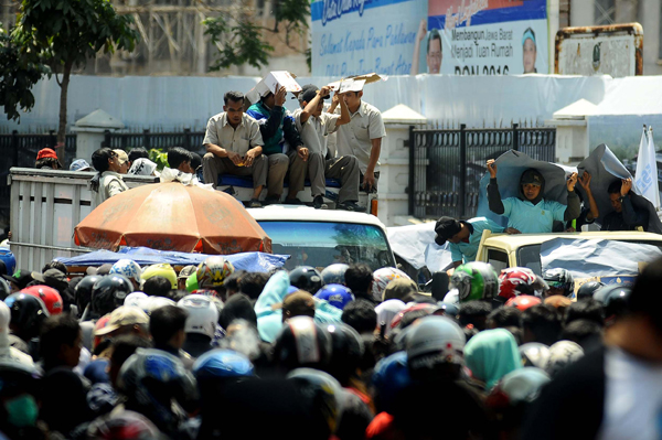  FOTO: Ribuan Buruh Mogok Massal Tuntut Penghapusan Outsourcing