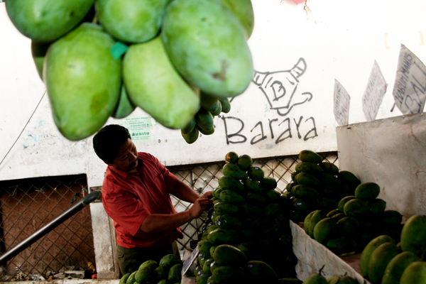  FOTO: Harga Komoditas Buah di Pasar Tradisional Meningkat