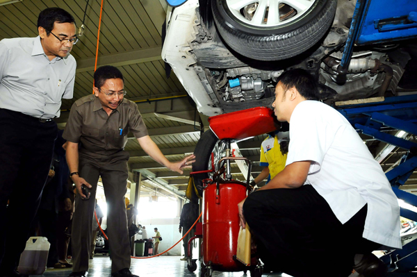  FOTO: Tinjau Pencemaran Limbah, BPLHD Kota Bandung Sidak ke Dealer Mobil 