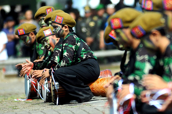  FOTO: Siswa SD Main Tatalu Arumba Pukau Peserta Upacara HUT TNI ke-67 di Gasibu