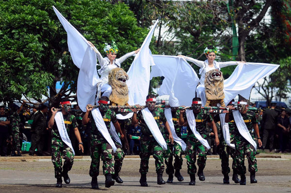  FOTO: Kesenian Sisingaan Meriahkan Upacara HUT TNI ke-67 di Gasibu