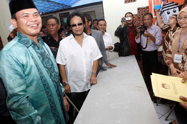  FOTO: Daday-Deddy Dores Serahkan Berkas Dukungan ke KPU Jabar Untuk Maju Pilgub Jabar 2013