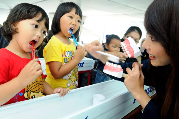  FOTO: Ratusan Siswa SD Sikat Gigi Bersama 