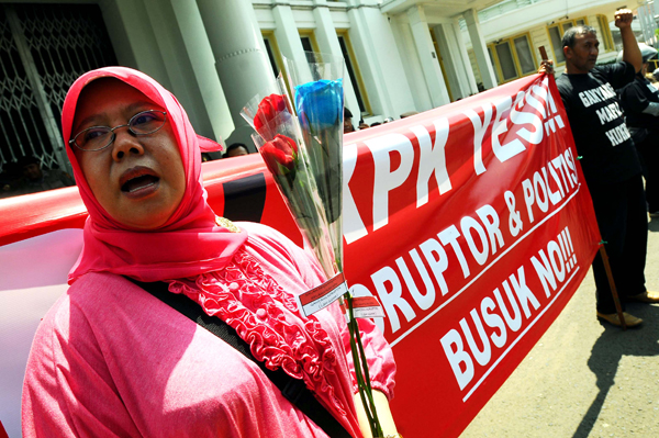  FOTO: Massa Pendukung KPK Aksi di Gedung Merdeka