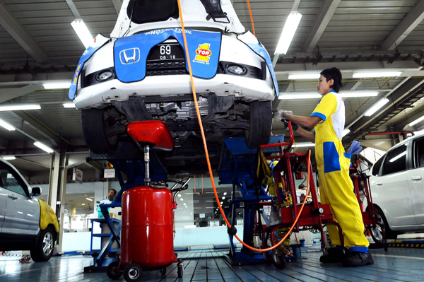  FOTO: Produksi Komponen Otomotif  Lokal Terganjal Bahan Baku