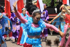  KIRAB BUDAYA CIREBON: Tari Merak Majalengka Jadi yang Terbaik