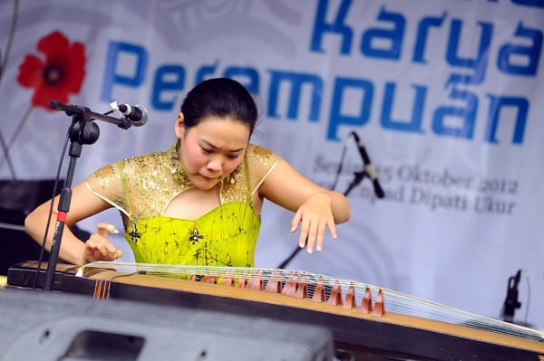  FOTO: Alunan Kecapi China Pukau Pengunjung Festival Usaha Karya Perempuan di Unpad