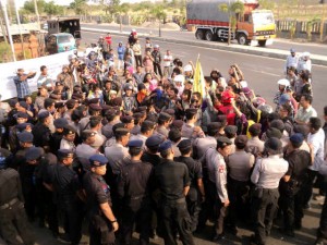  Mahasiswa Cirebon Hadang Mobil Bupati Usai Peresmian PLTU 