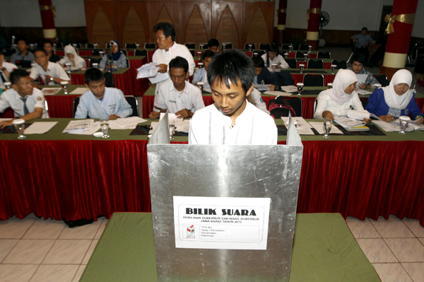  FOTO: Puluhan Siswa SMA Ikuti Sosialisasi dan Simulasi Pilgub